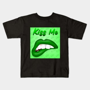 Kiss me green Kids T-Shirt